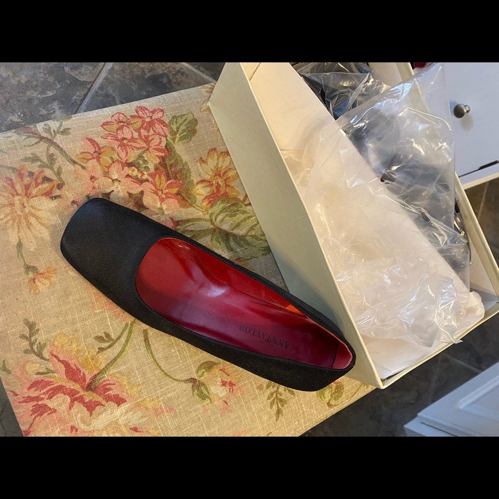 Ann Taylor black material shoes size 7 1/2.
